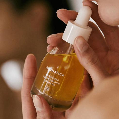 Hidratare luxoasă și efect iluminator cu Aromatica Organic Neroli Oil, perfect pentru rutina zilnică. Potrivit pentru tenul matur sau devitalizat, cu ingrediente naturale certificate.
